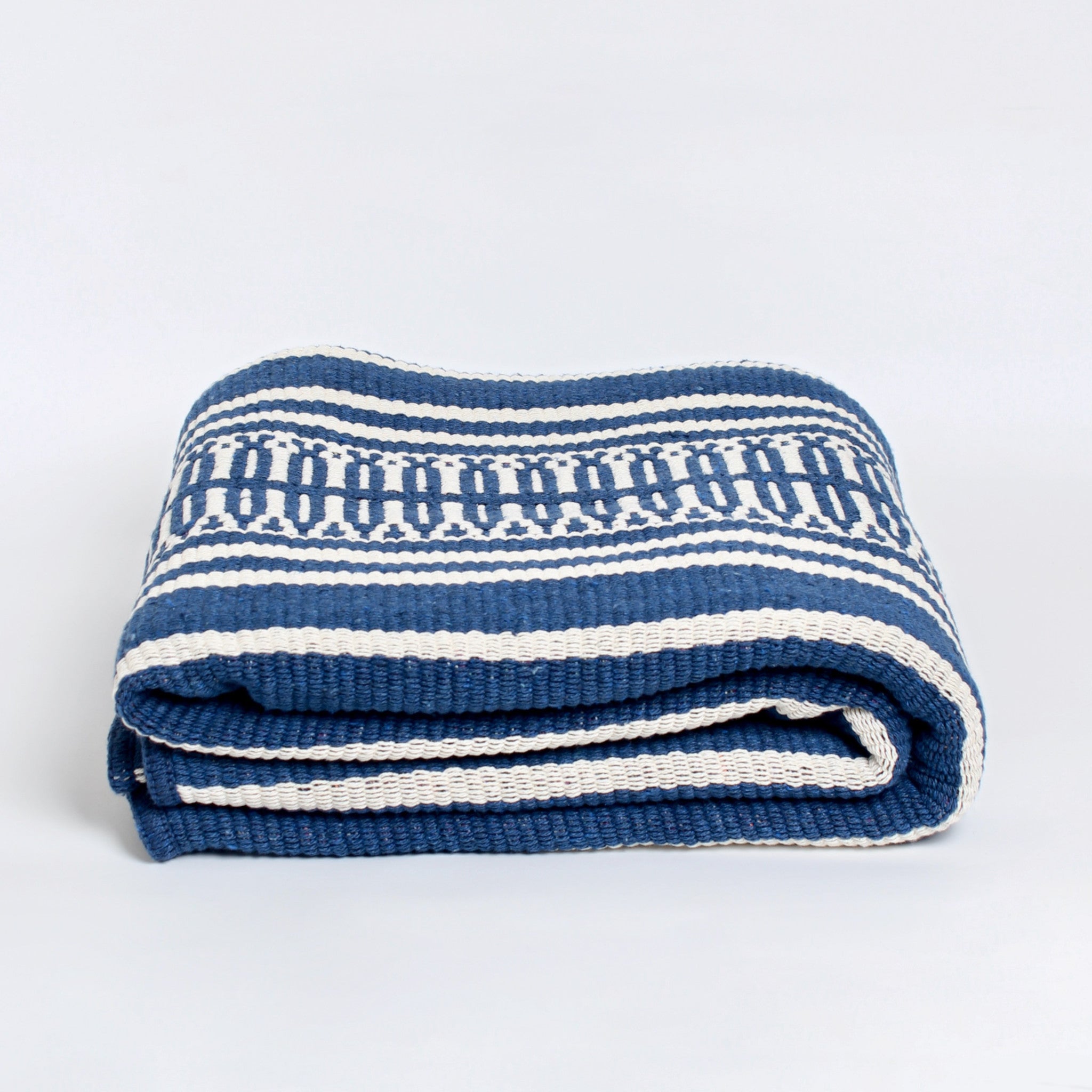 Blue and white cotton throw blanket 140x210 cm — sustainably woven in Portugal from recycled cotton — perfect as a sofa throw, bed cover, or travel blanket