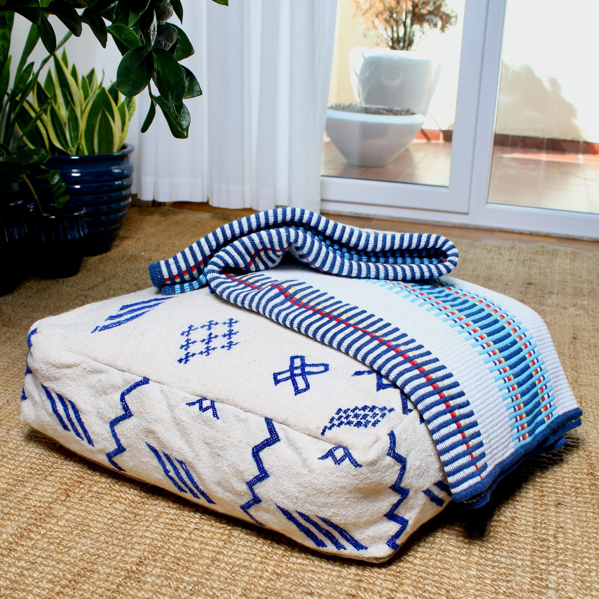 MENIZAS Portuguese blanket made from 100% recycled cotton, featuring vibrant colors and traditional woven texture. Sofa Blanket