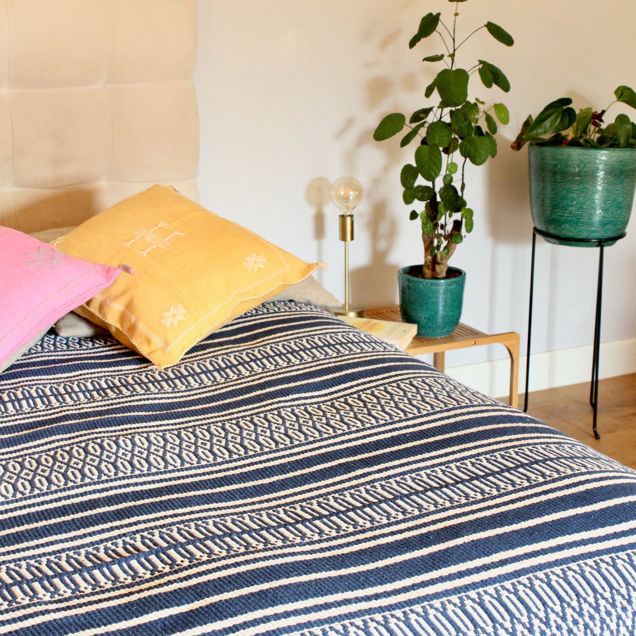 Blue and white cotton throw blanket 140x210 cm — sustainably woven in Portugal from recycled cotton — perfect as a sofa throw, bed cover, or travel blanket